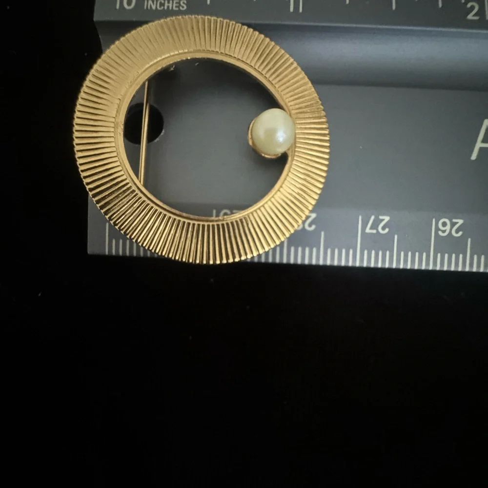 Vintage minimalistic, gold tone, wreath brooch with pearl accent - Picture 3 of 3